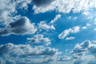 Sirus bulutlu mavi gökyüzü. Hava açık ve sabahları hava güzel.