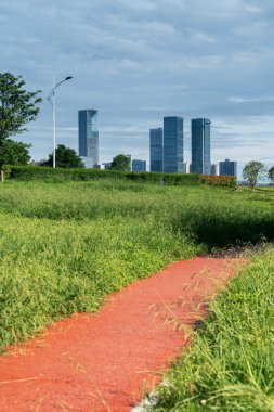 Modern şehirde yürüyüş yolu