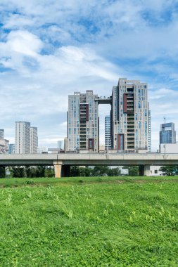 Şangay 'da modern bina geçmişi olan şehir parkı.