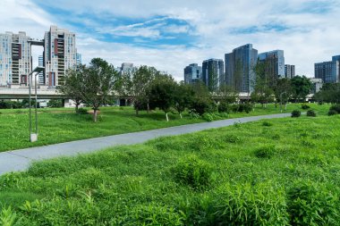 Bahar Parkı ve modern şehir