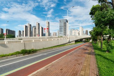 Şehirdeki üst geçidin altında beton yapı ve asfalt yol alanı