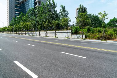 Şehirdeki boş şehir yolu ve binalar