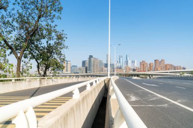 Şangay 'da trafik sıkışıklığında şehir otoyolu kavşağı.