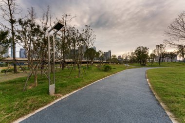 Modern şehirde yürüyüş yolu