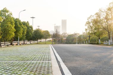 Şehirdeki boş şehir yolu ve binalar