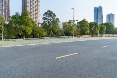 Şehirdeki boş şehir yolu ve binalar