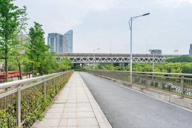 Şehirdeki üst geçidin altında beton yapı ve asfalt yol alanı