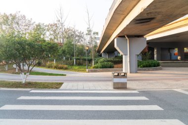 Şehirdeki üst geçidin altında beton yapı ve asfalt yol alanı