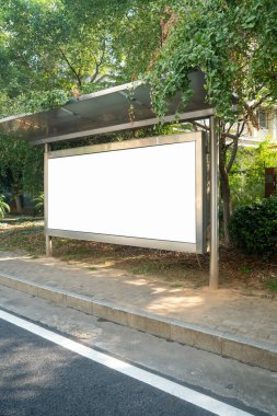 Otobüs durağı reklam panosu sahnede.