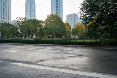 Şehirdeki boş şehir yolu ve binalar