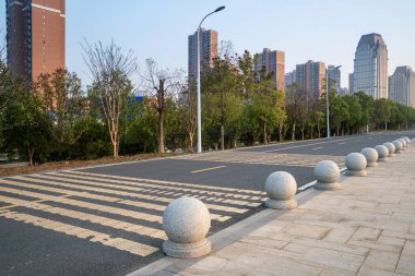 Şehirdeki boş şehir yolu ve binalar