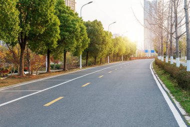 Şehirdeki boş şehir yolu ve binalar