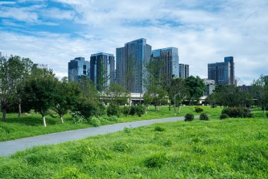 Bahar Parkı ve modern şehir