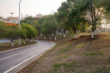 Şehirdeki üst geçidin altında beton yapı ve asfalt yol alanı