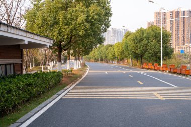 Şehirdeki boş şehir yolu ve binalar