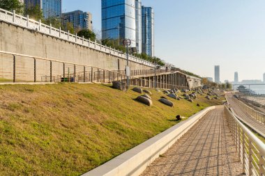 Modern şehirde yürüyüş yolu