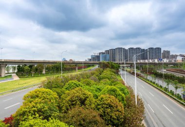 Şehirdeki boş şehir yolu ve binalar