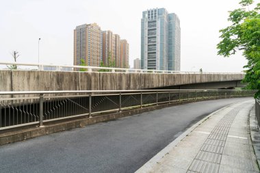 Şehirdeki üst geçidin altında beton yapı ve asfalt yol alanı