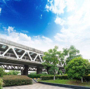 Mavi gökyüzüne karşı yaya köprüsü