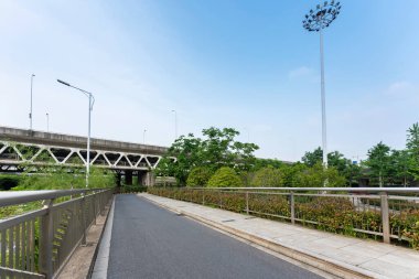 Şehirdeki boş şehir yolu ve binalar