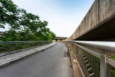 Şehirdeki boş şehir yolu ve binalar