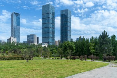 Şangay 'da modern bina geçmişi olan şehir parkı.