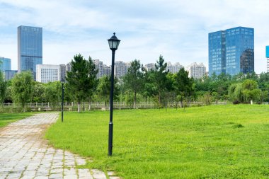 Bahar Parkı ve modern şehir