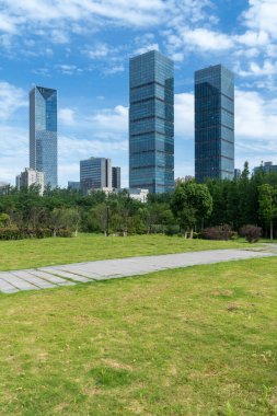 Bahar Parkı ve modern şehir