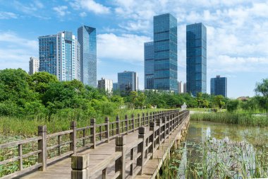 Bahar Parkı ve modern şehir