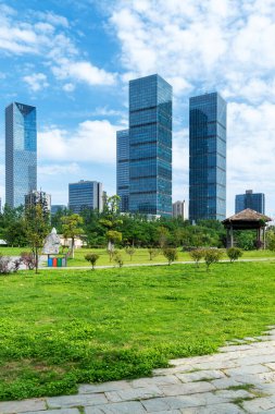 Şangay 'da modern bina geçmişi olan şehir parkı.