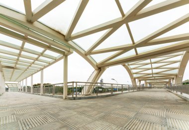 Yaya köprüsünün içinde.