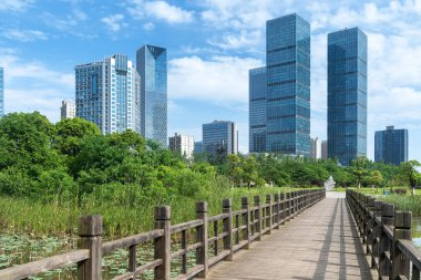 Bahar Parkı ve modern şehir