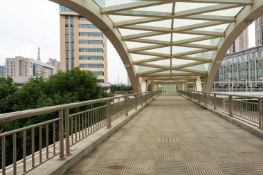 Yaya köprüsünün içinde.