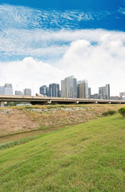 Otoyol üst geçidi modern şehrin ufuk çizgisi arkaplanı