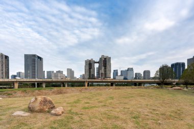 Otoyol üst geçidi modern şehrin ufuk çizgisi arkaplanı