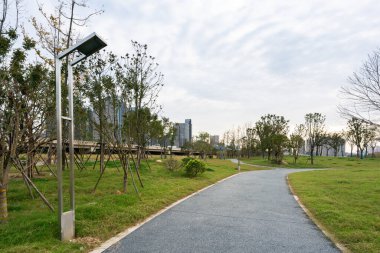 Modern şehirde yürüyüş yolu