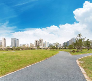 Bahar Parkı ve modern şehir