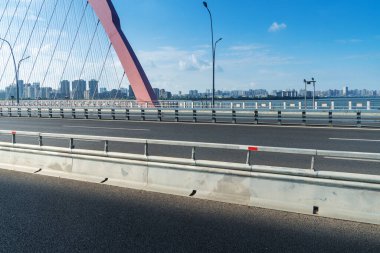 Şehirdeki boş şehir yolu ve binalar