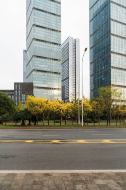 Şehirdeki boş şehir yolu ve binalar