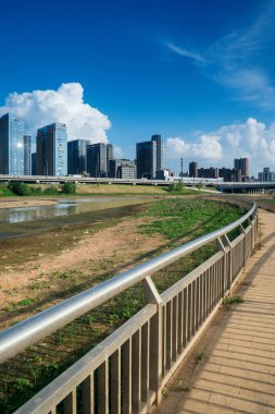 Bahar Parkı ve modern şehir