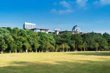 Bahar Parkı ve modern şehir