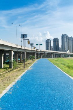 Şehirdeki üst geçidin altında beton yapı ve asfalt yol alanı