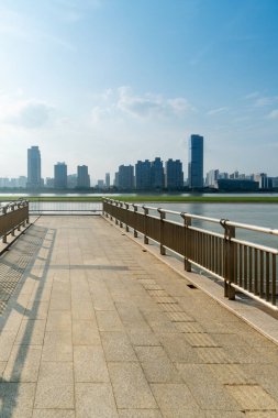 Şehrin kare platformu ve panoramik manzarası