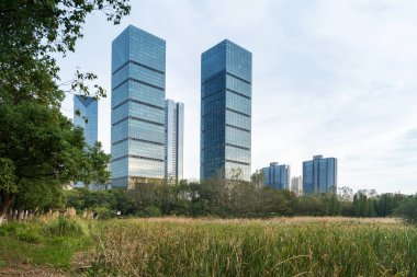 Şangay 'da modern bina geçmişi olan şehir parkı.