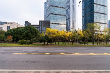 Şehirdeki boş şehir yolu ve binalar