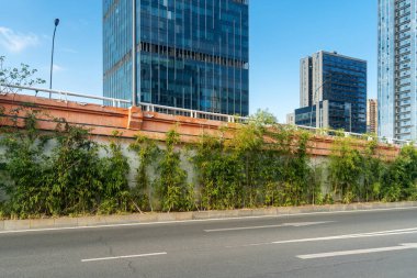 Şehirdeki boş şehir yolu ve binalar