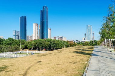 Bahar Parkı ve modern şehir