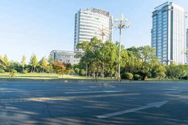 Şehirdeki boş şehir yolu ve binalar