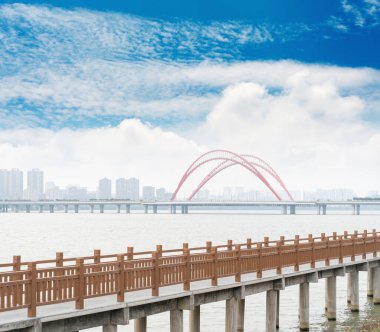 İnanılmaz Modern Köprü mavi gökyüzüne karşı