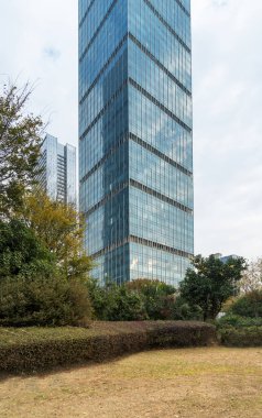 Şangay 'da modern bina geçmişi olan şehir parkı.